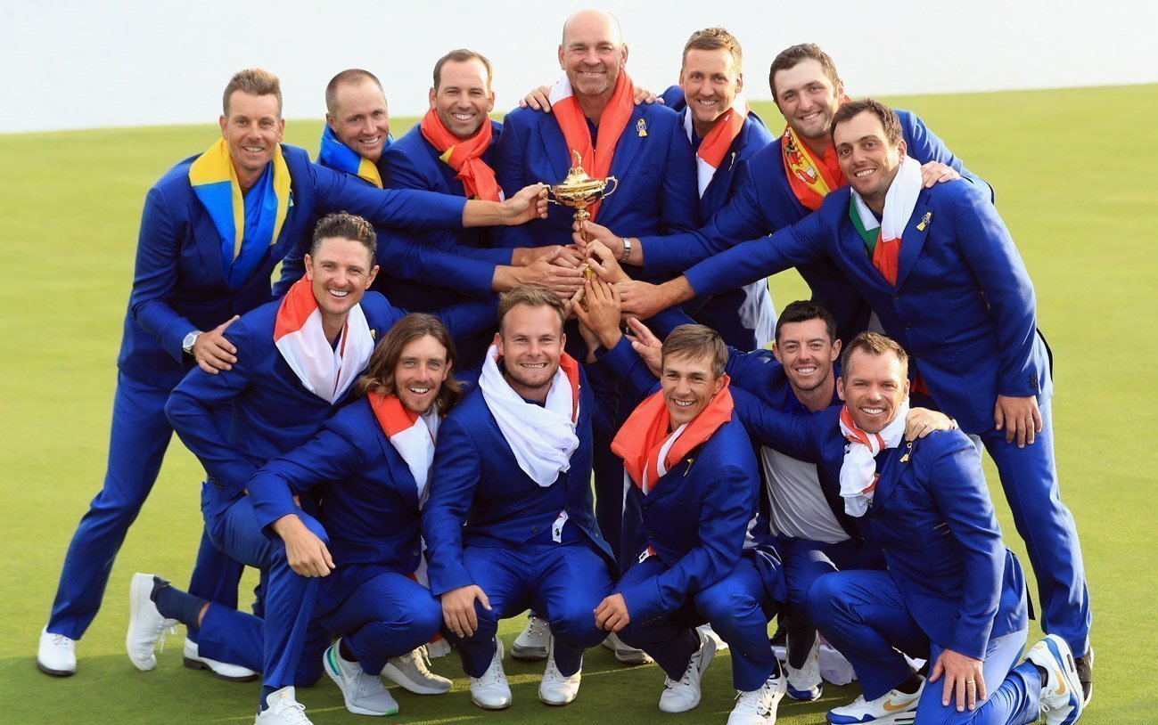 Thomas Bjørn with the European Ryder Cup winning team (© Getty Images)