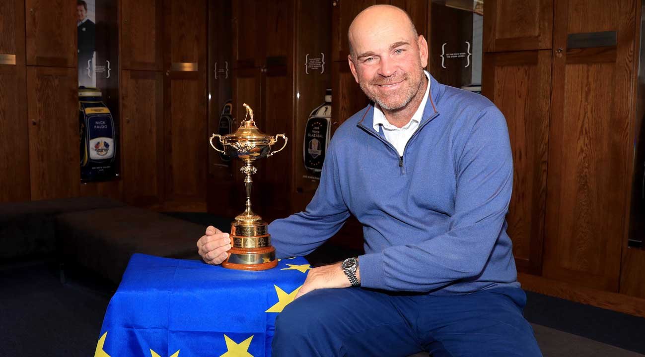 Thomas Bjørn with the Ryder Cup trophy (© Getty Images)