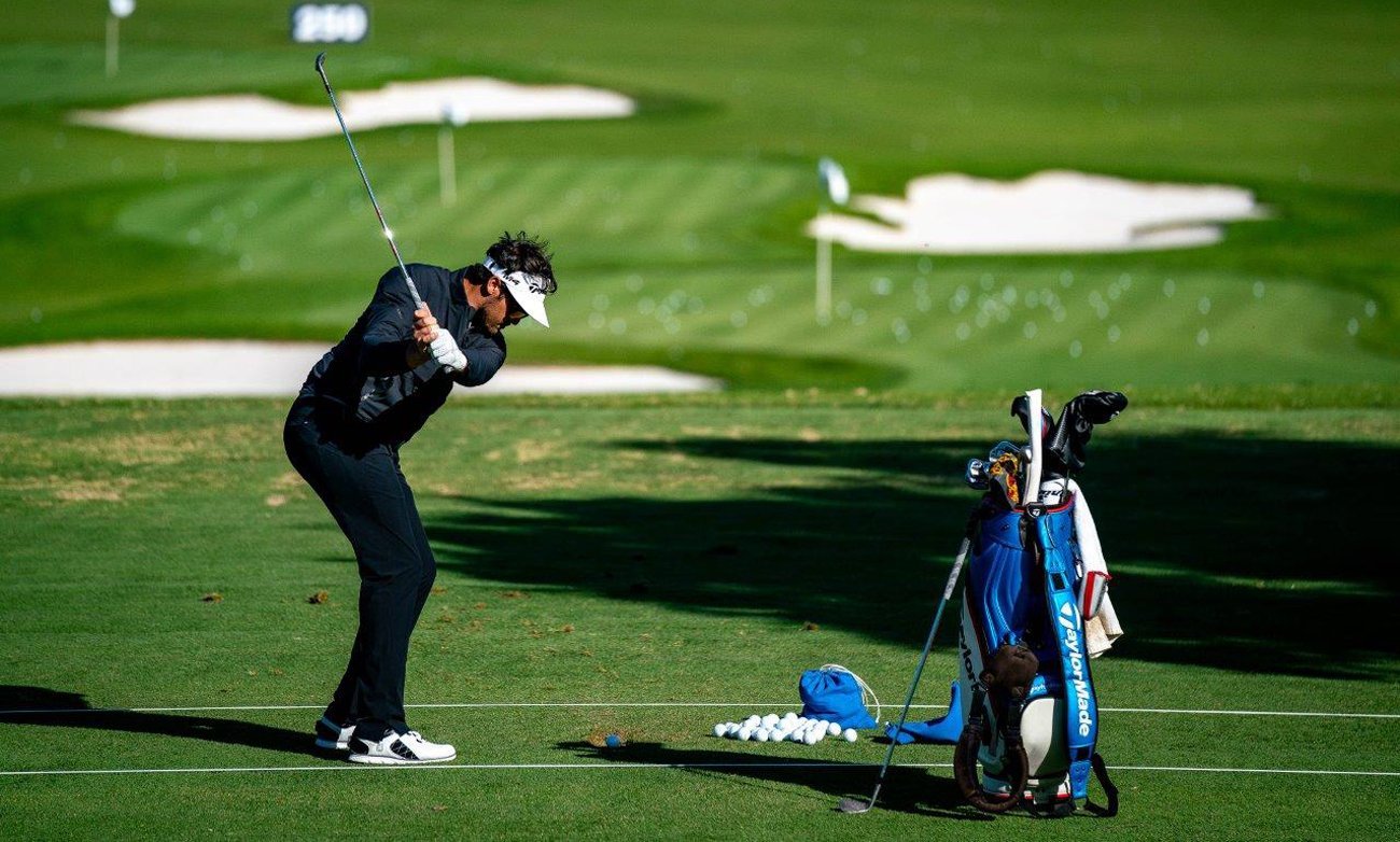 Samuel del Val se afana en la cancha de prácticas (© Real Club Valderrama)
