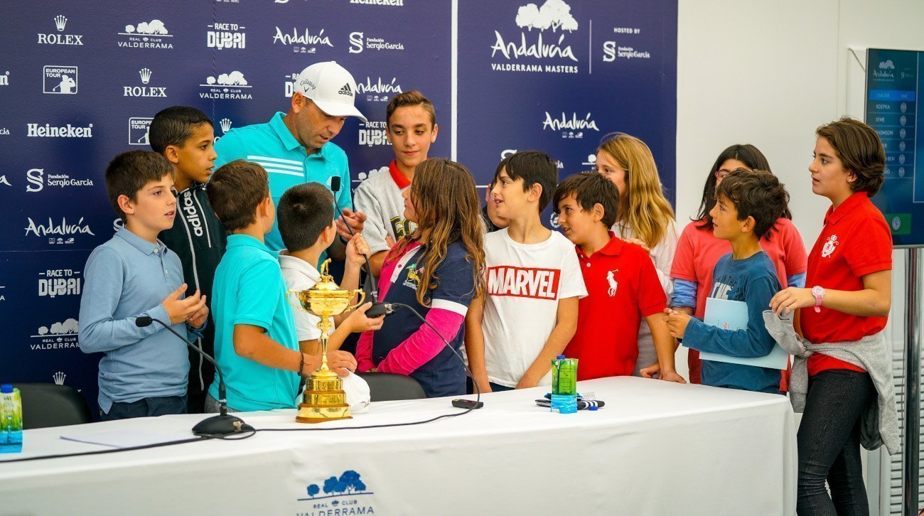 Sergio García, entrevistado por los niños del colegio Los Olivos de Brea de Tajo (©Real Club Valderrama)