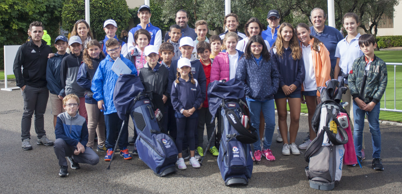 Los alumnos de la Sotogrande International School y los del colegio Los Olivos de Brea del Tajo (© Bosco Martín)