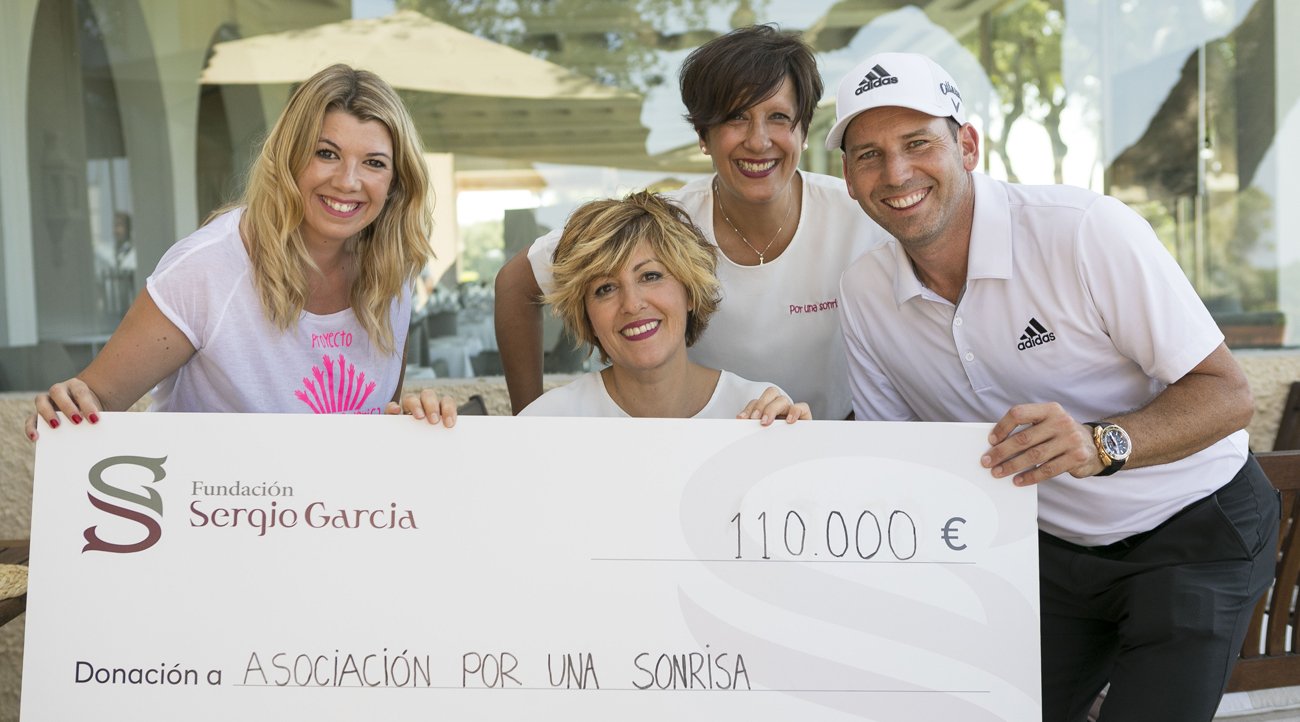 Sergio García presents the representatives of “Por una sonrisa” with €110,000 raised in the 2018 edition of the tournament (foto © Bosco Martín)