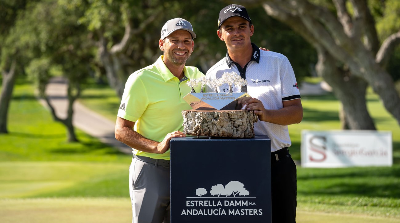 Christiaan Bezuindehout, campeón en 2019, y Sergio García, anfitrión del torneo, con el trofeo del Estrella Damm N.A. Andalucía Masters (foto © Real Club Valderrama)